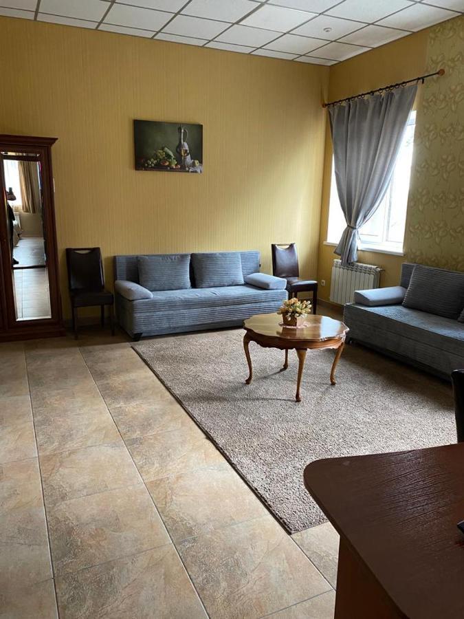 Hotel Gostynnyi Dvir Bucha Extérieur photo