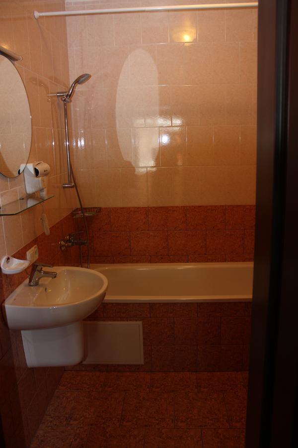 Hotel Gostynnyi Dvir Bucha Chambre photo