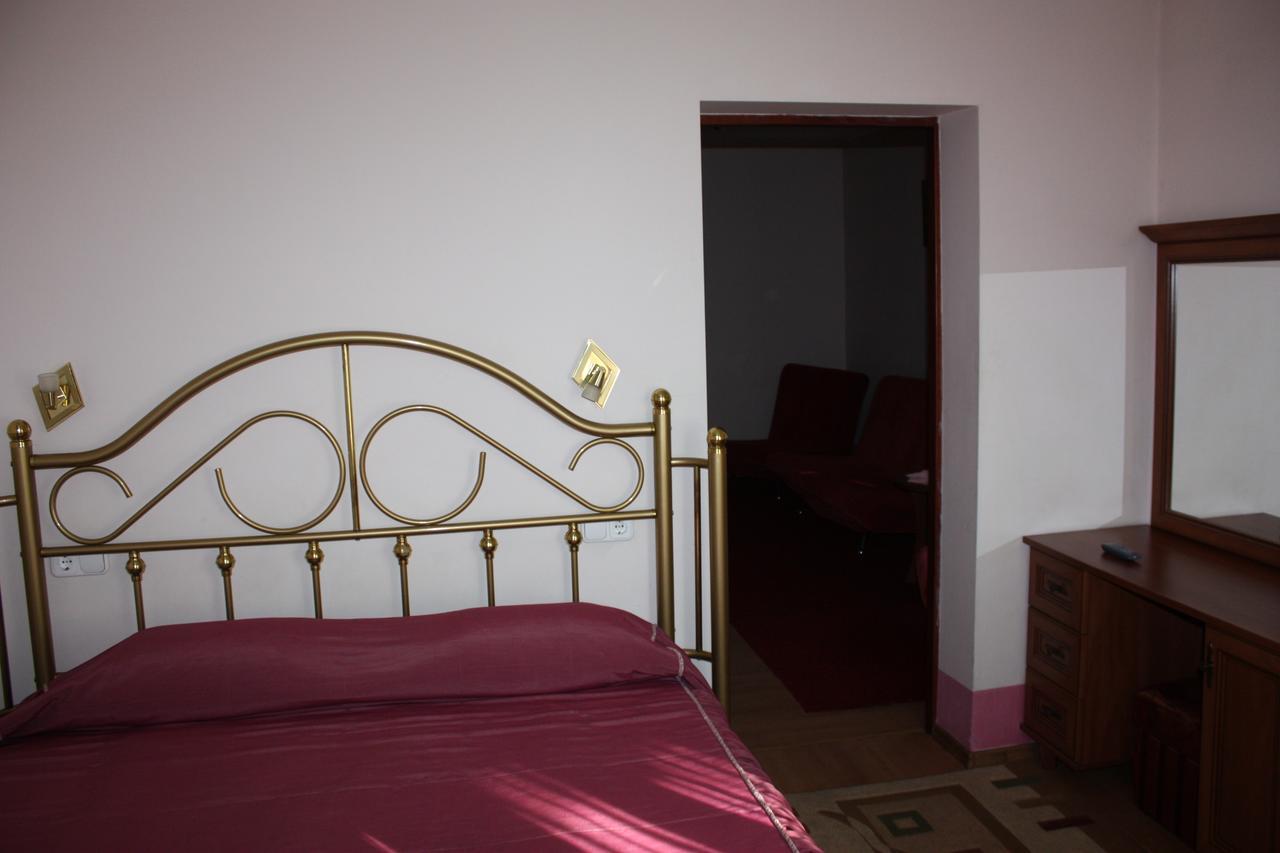 Hotel Gostynnyi Dvir Bucha Chambre photo