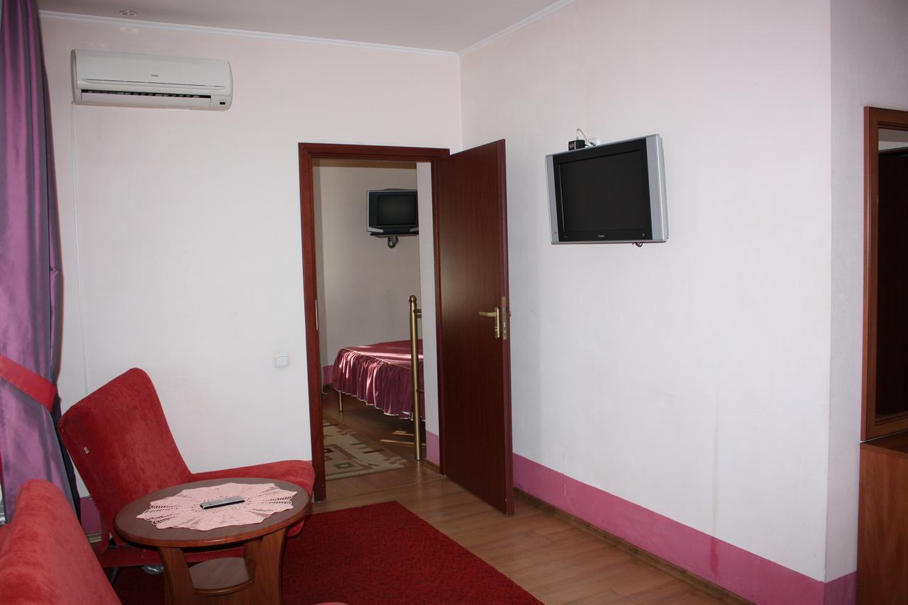 Hotel Gostynnyi Dvir Bucha Chambre photo